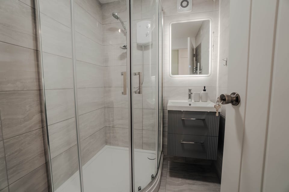 The shower has good pressure and hot water that does not run out halfway through. Towels are fresh for every stay, along with bed linen, soap and toilet paper.