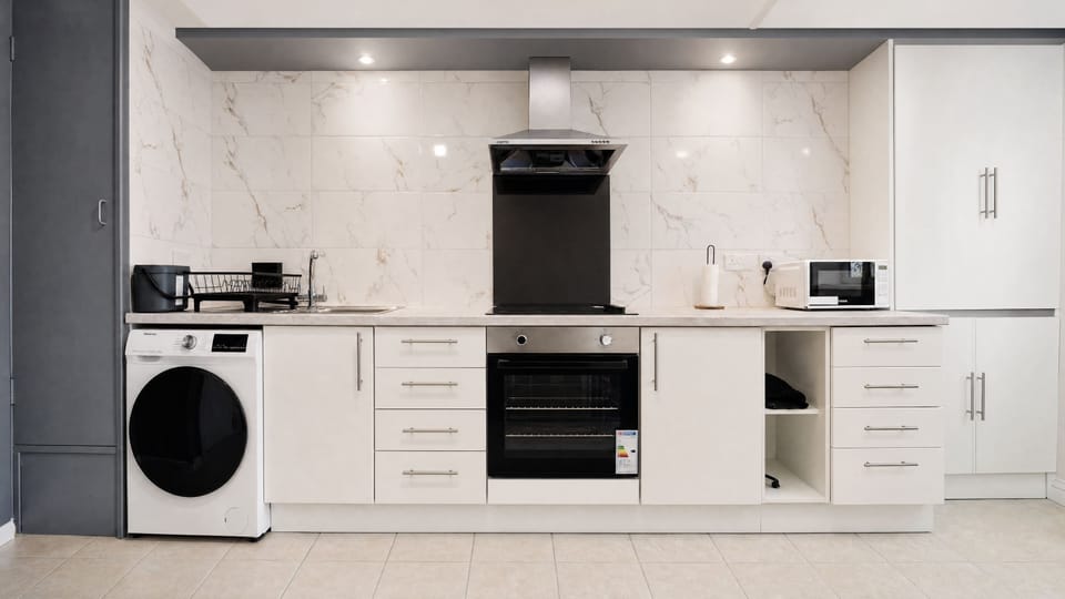 A full kitchen with an oven, hob, tall fridge freezer and a washing machine built into the run. Cook a real dinner instead of another meal deal, and wash your work clothes midweek rather than carrying them home.