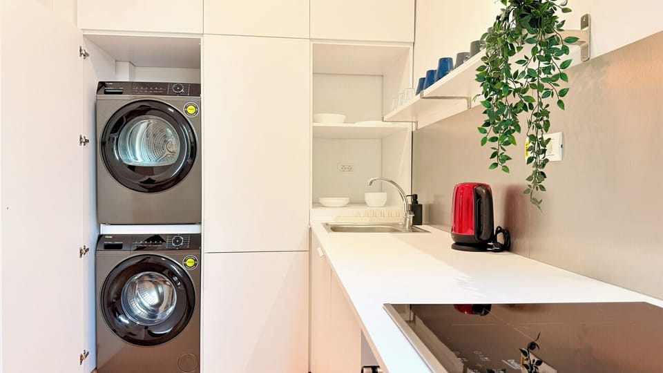 Comfort Apartment, 2 Bedrooms, Non Smoking | Private kitchen | Full-size fridge, oven, stovetop, cookware/dishes/utensils