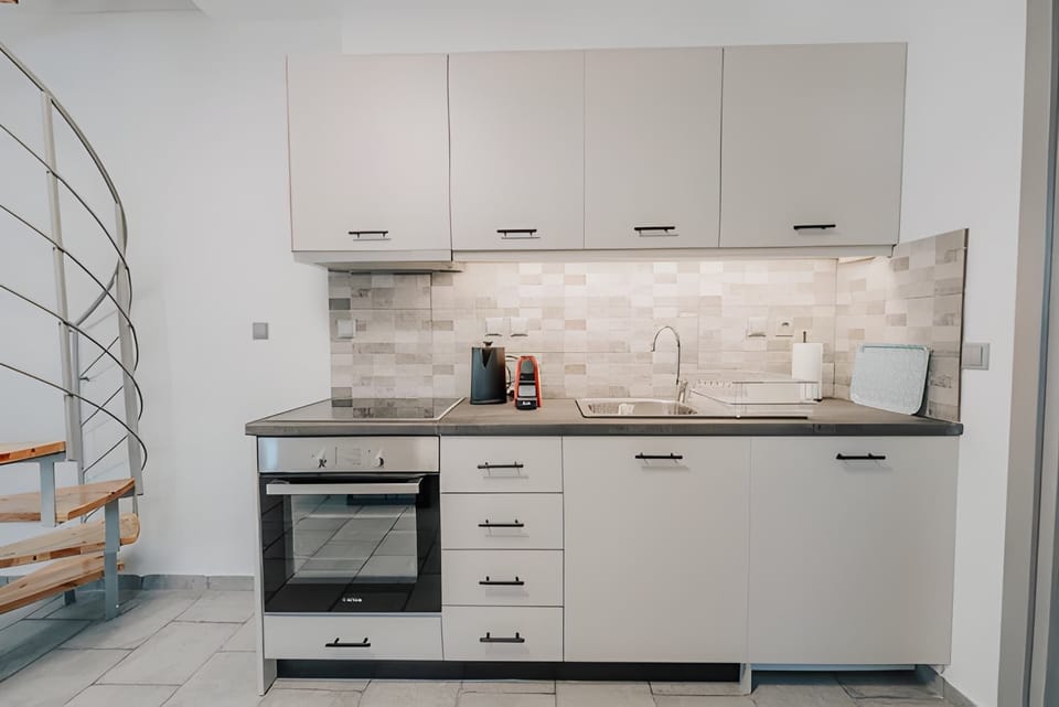 Luxury Apartment, Canal View | Private kitchen