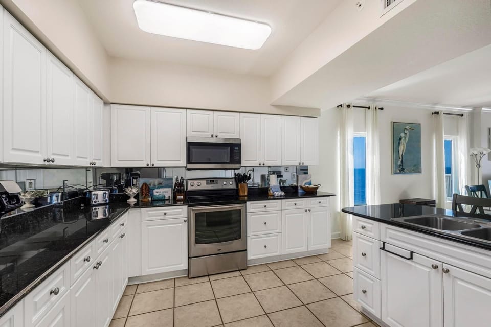 Condo, Multiple Beds (Admirals Quarters 1201) | Private kitchen
