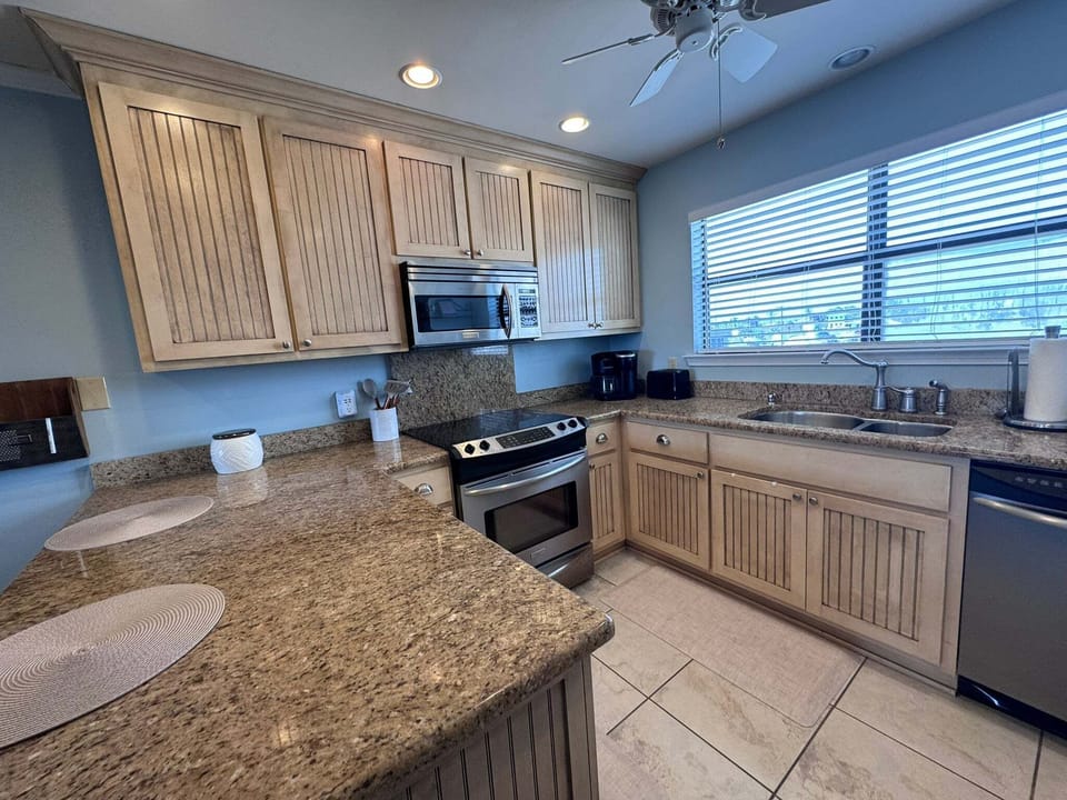 House, Multiple Beds (Lei Lani Village 205) | Private kitchen
