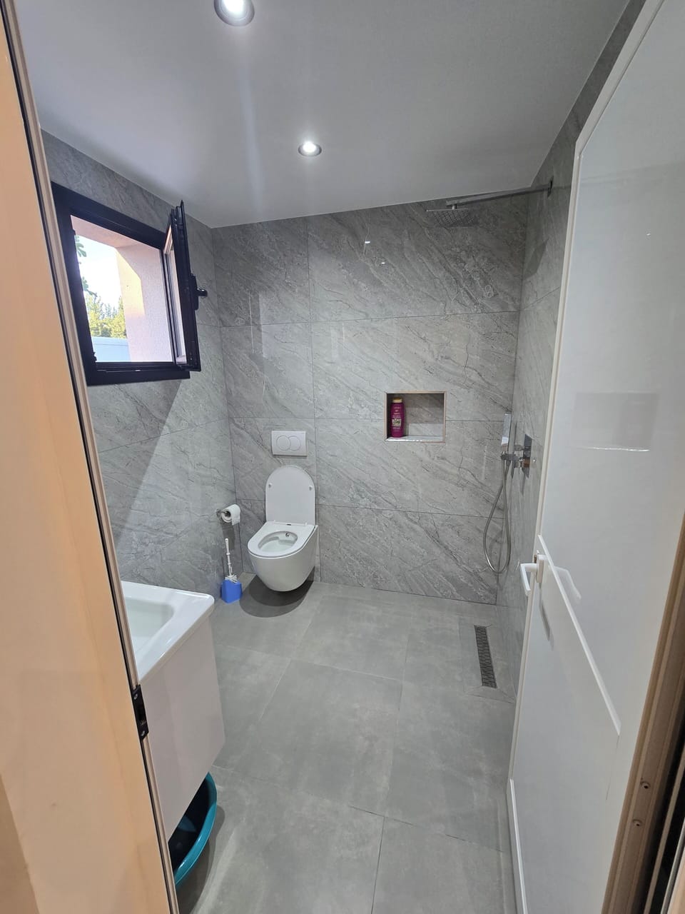 Comfort Triple Room, Balcony, Garden View | Bathroom | Shower, free toiletries, hair dryer (on request), towels