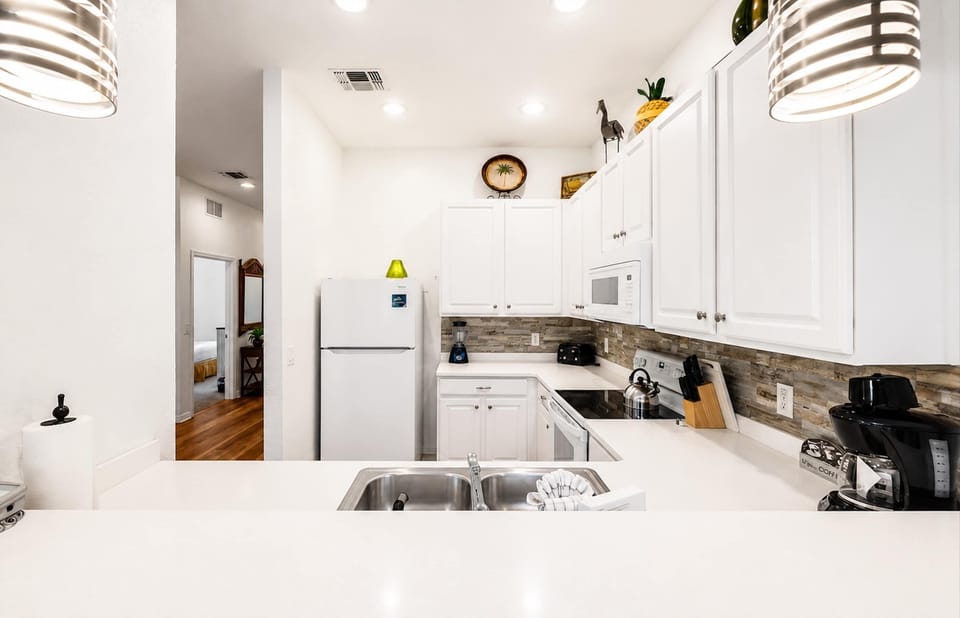 Condo, Multiple Beds, Garden View (Palm & Pine Retreat) | Private kitchen