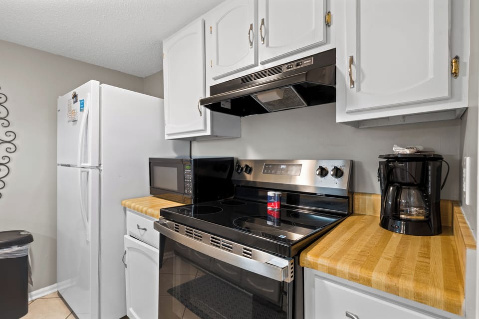 Signature Condo, 2 Bedrooms, Non Smoking, Kitchen | Private kitchen | Coffee/tea maker, fridge, microwave, oven