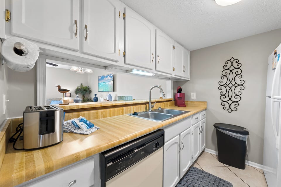 Signature Condo, 2 Bedrooms, Non Smoking, Kitchen | Private kitchen | Coffee/tea maker, fridge, microwave, oven
