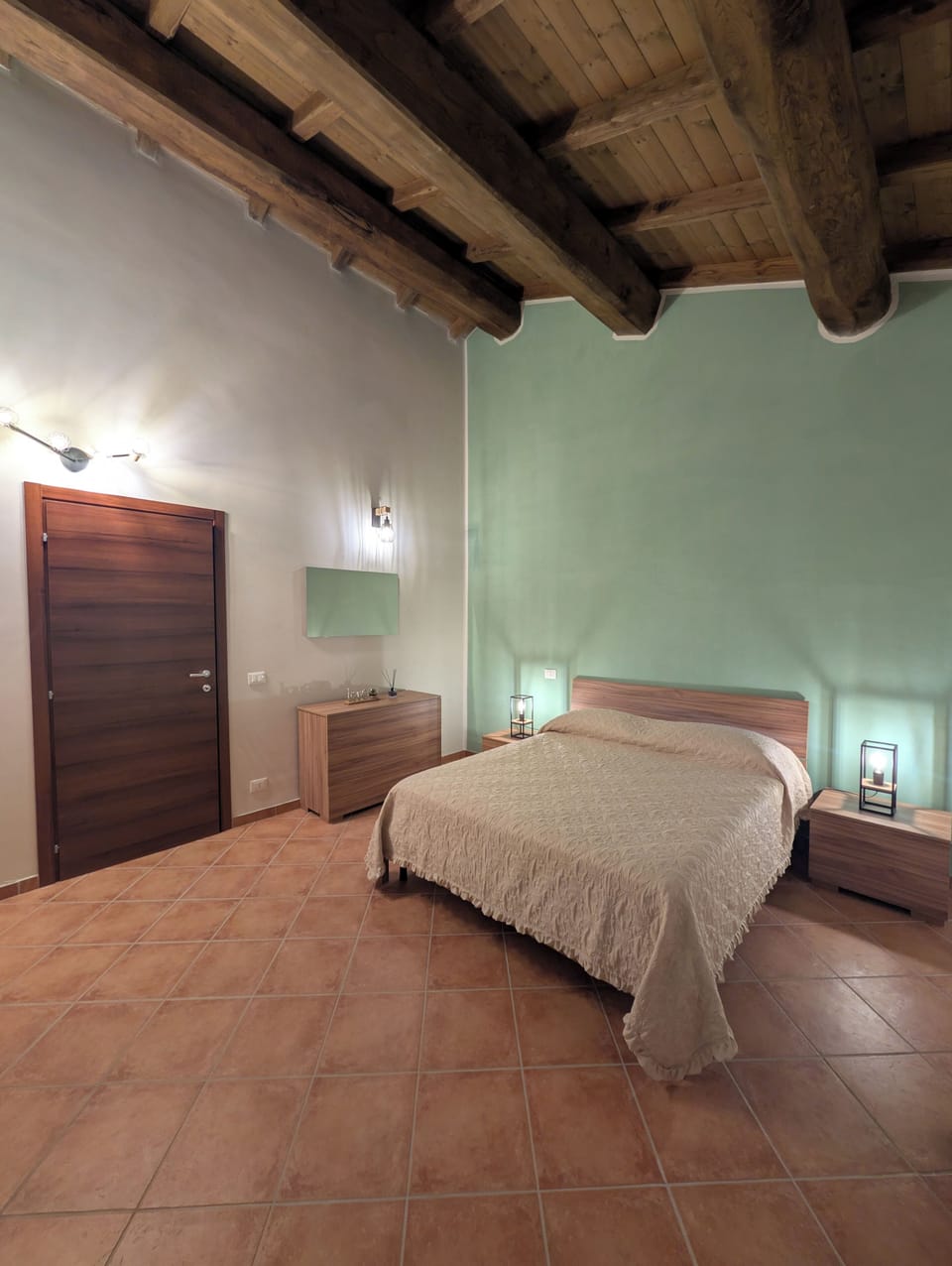 Deluxe Room, 1 Queen Bed, Air conditioning, Mountain View