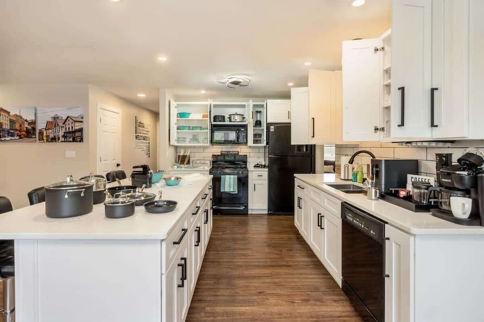 From blender to baking sheets, this kitchen’s got your back. Whether you’re flipping pancakes, brewing espresso, or mastering the art of microwave nachos—this space is ready for whatever culinary adventure you cook up.