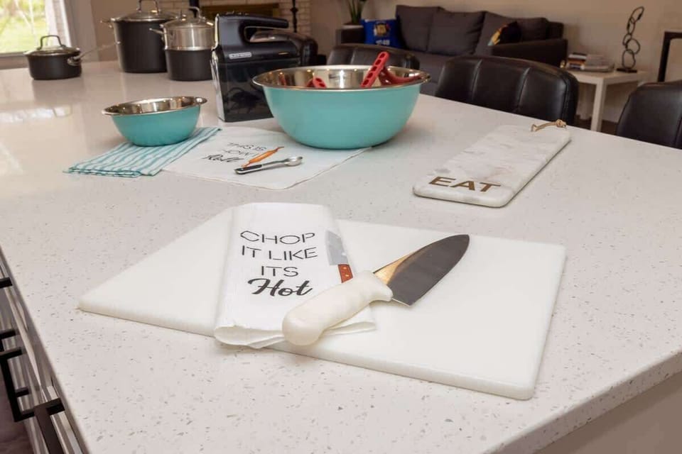 This island isn’t just for show—it’s the heart of the house. With plenty of space for prepping, chopping (like it’s hot), or just sipping something tasty while you supervise the chef, it’s where snacks and stories come together.