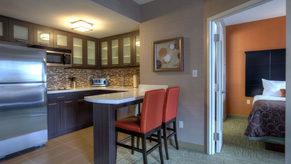 Cook and dine in style with a fully equipped kitchen and inviting seating area, ideal for gathering.