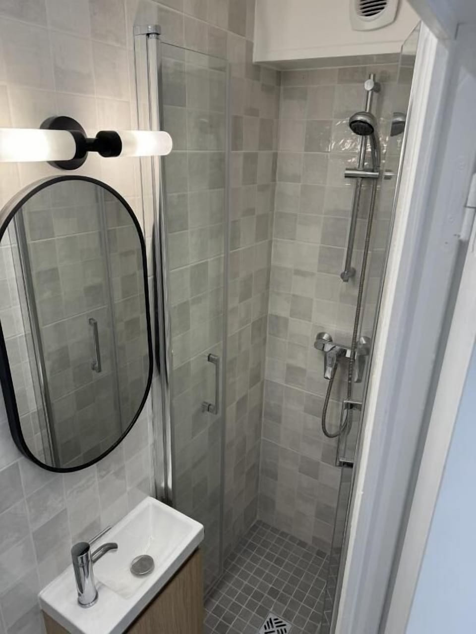 Single Room | Bathroom | Shower, free toiletries, towels
