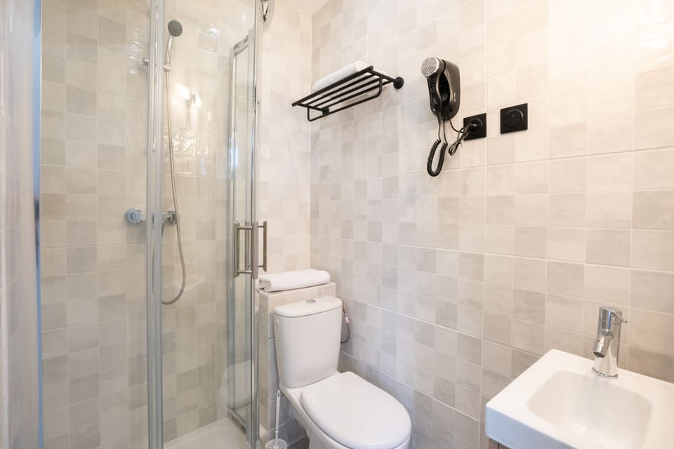 Family Twin Room | Bathroom | Shower, free toiletries, towels