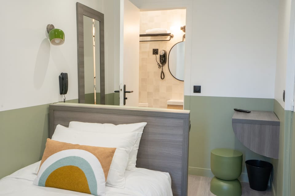 Single Room | Premium bedding, desk