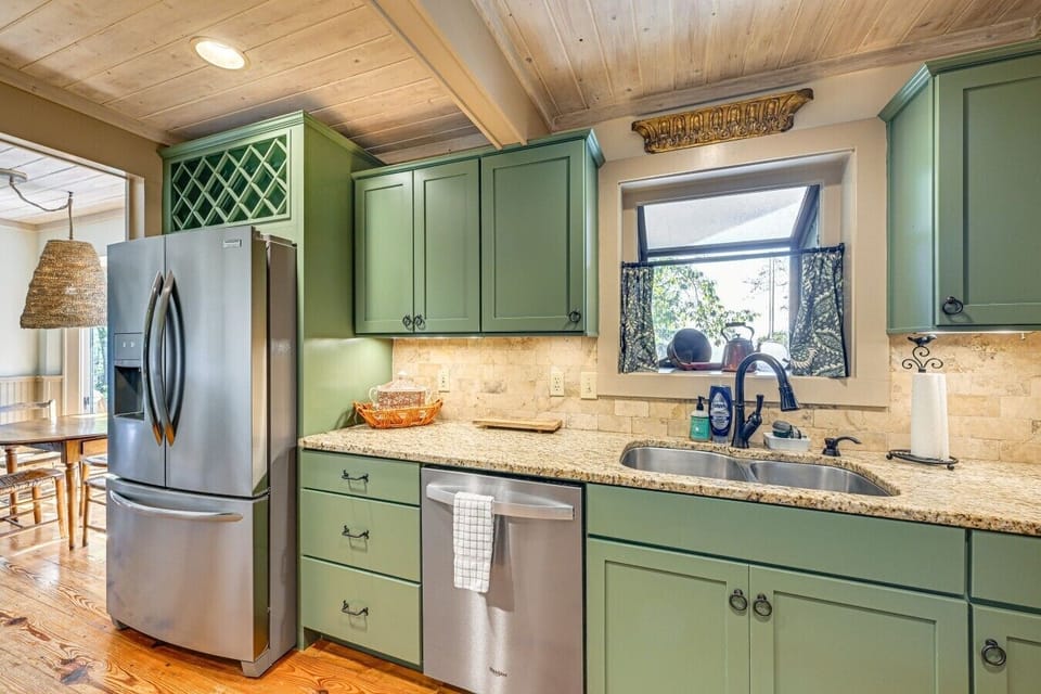 Kitchen | Stainless Steel Appliances | Granite Countertops
