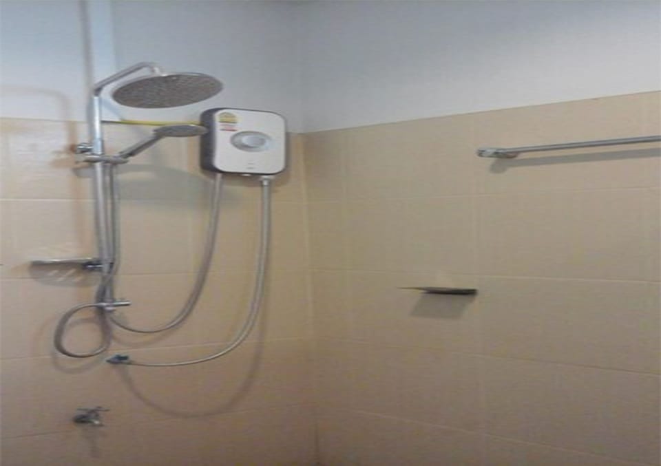 Standard Double Room | Bathroom shower