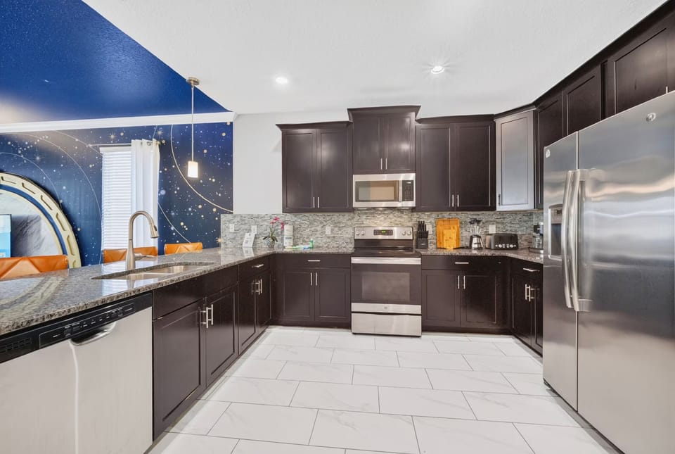 Full-size kitchen with everything a big group needs