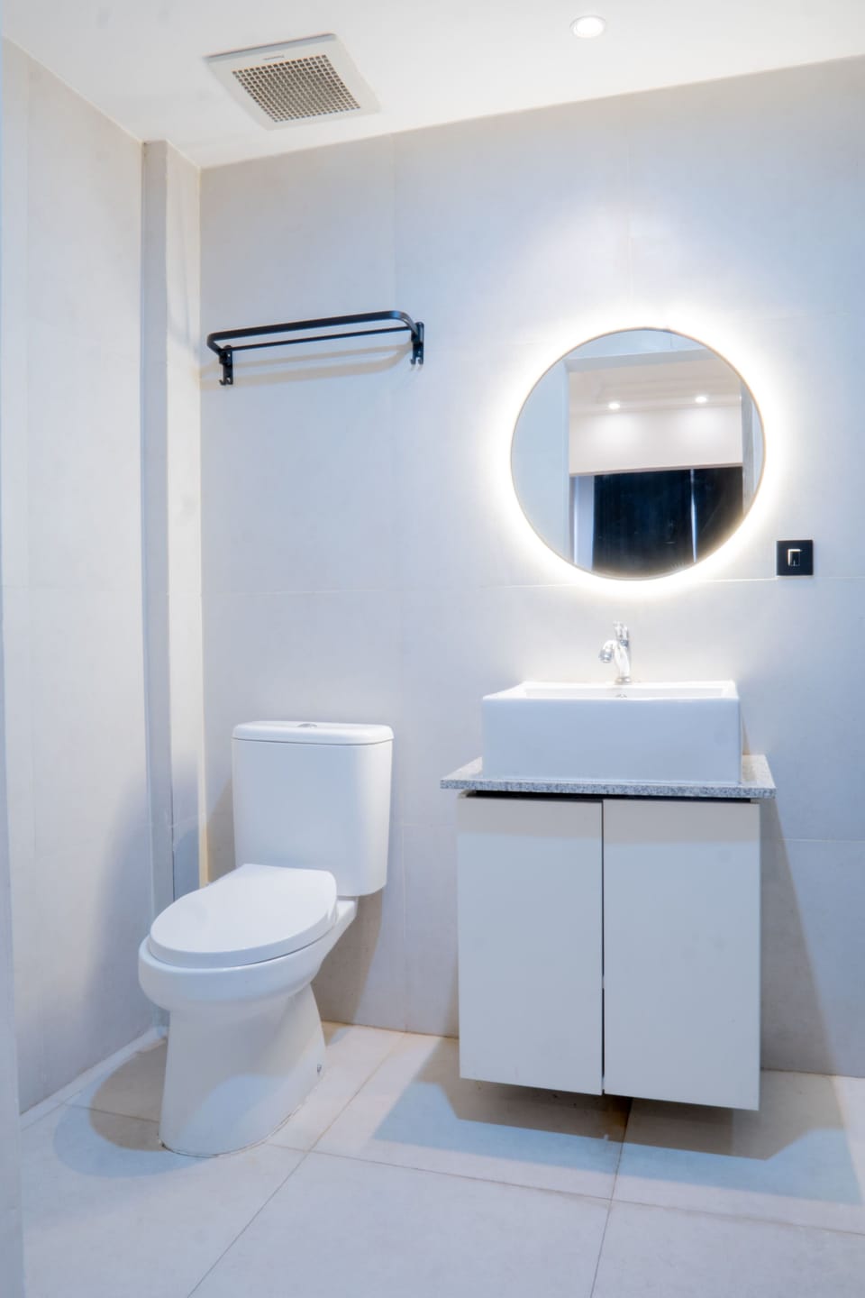Deluxe Room | Bathroom | Shower, free toiletries, towels