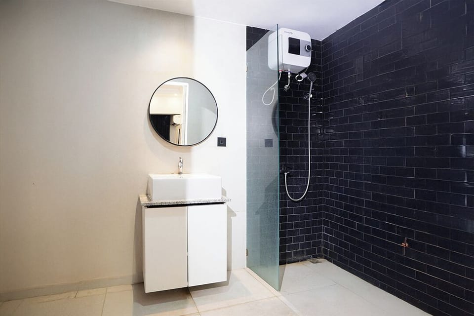 Deluxe Room | Bathroom | Shower, free toiletries, towels