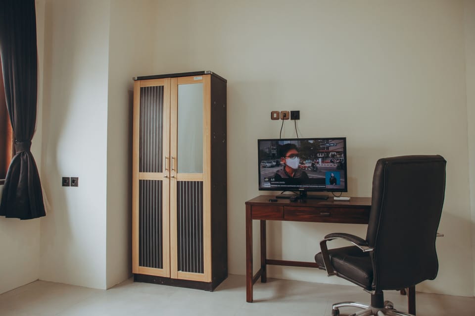 Suite, 1 Queen Bed | Desk, free WiFi, bed sheets