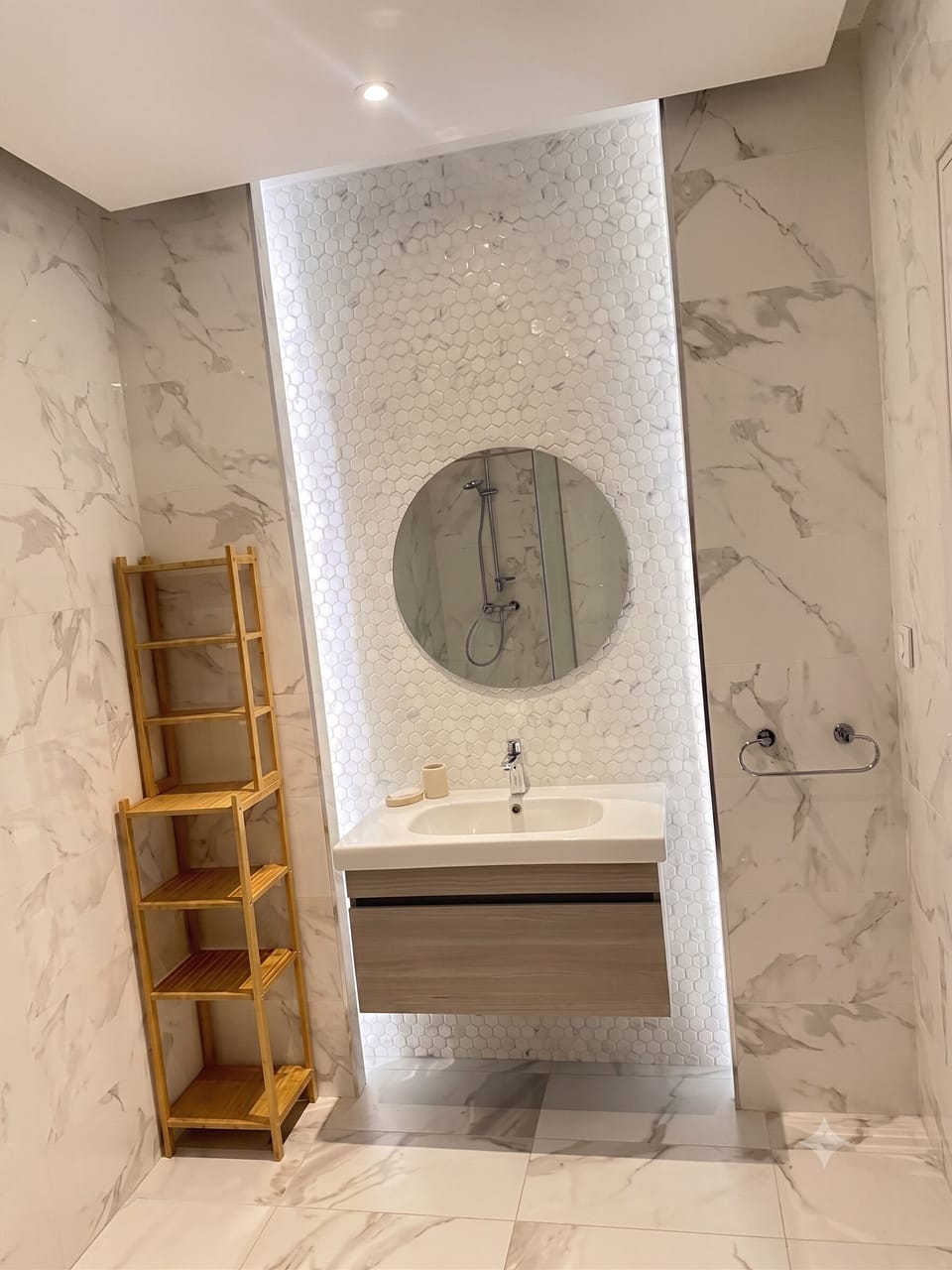 Comfort Apartment, Sea View | Bathroom | Shower, free toiletries, hair dryer, towels