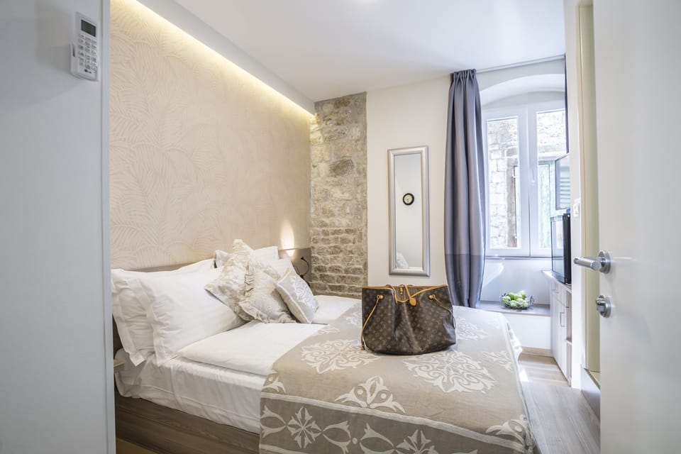 Small Double Room | In-room safe, soundproofing, free WiFi, bed sheets