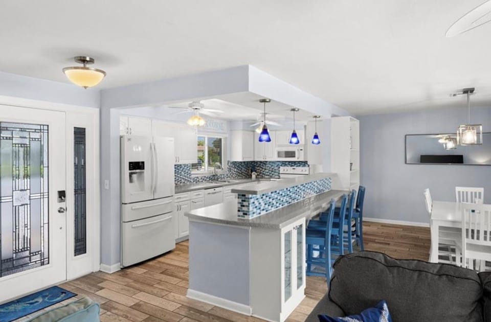Fully equipped kitchen with breakfast bar. 