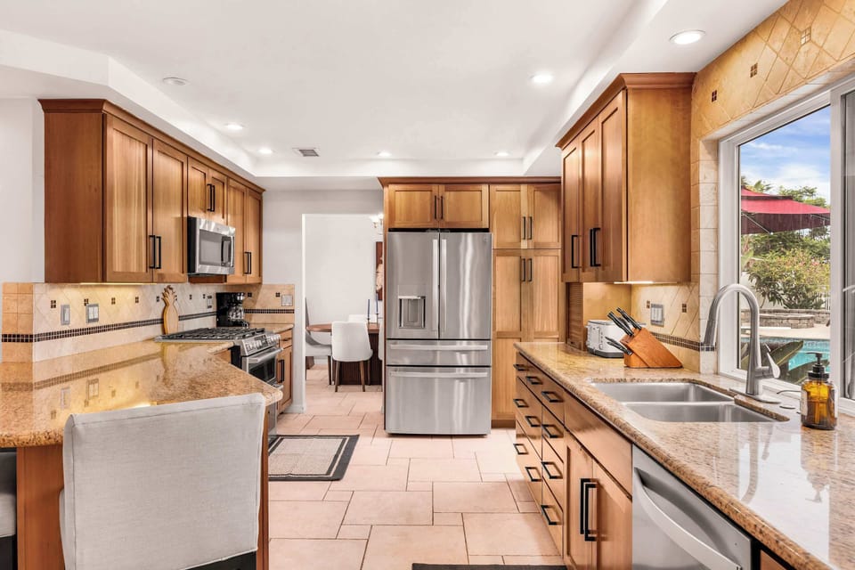 ✨ Thoughtfully equipped with premium appliances and plenty of prep space, this inviting kitchen is the heart of the home.