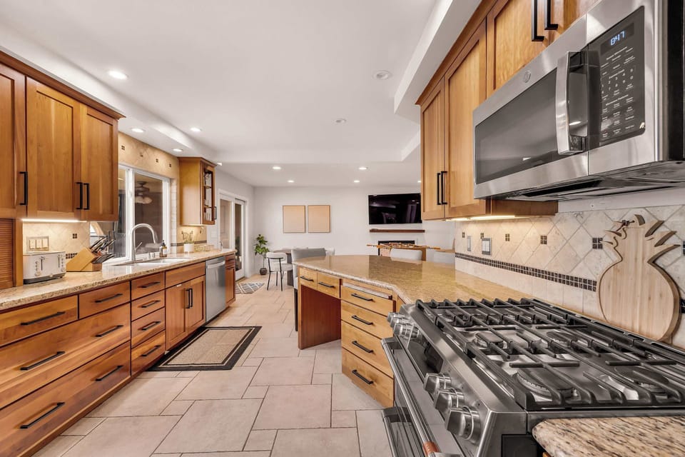👨‍🍳 Cook with ease in this spacious gourmet kitchen, featuring premium appliances, generous counter space, and everything you need for memorable meals.