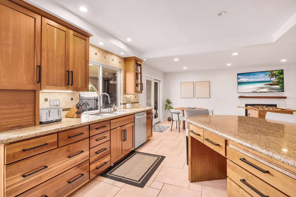 🏡 Whether you're preparing a quick breakfast or a family feast, this fully equipped gourmet kitchen is designed for memorable moments together.
