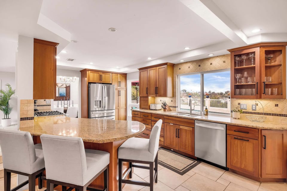 🏡 The heart of the home, this spacious kitchen makes it easy to prepare meals while staying connected with family and friends.