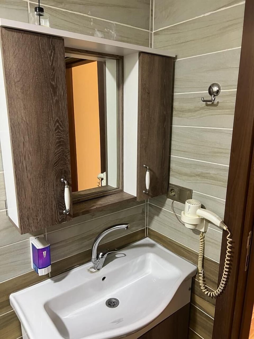 Classic Triple Room | Bathroom | Shower, free toiletries, hair dryer, slippers