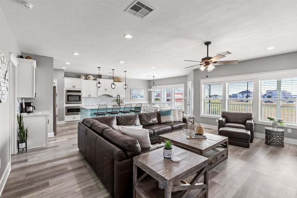 House, Multiple Beds, Patio, Pool View (Insta-Ahhh) | Living area