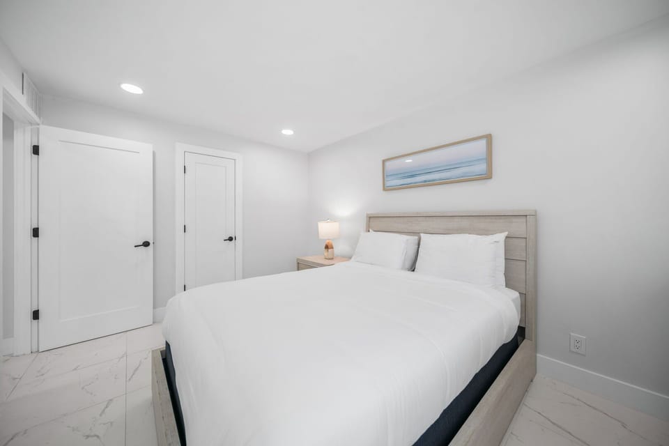 Guest bedroom
Queen bed
