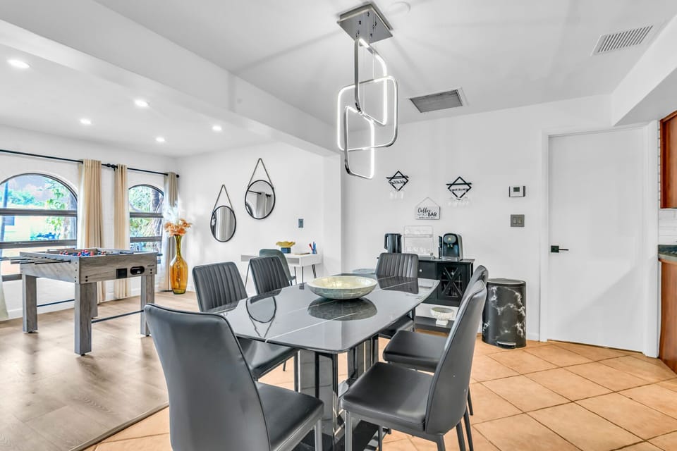 Dining are with seating for six