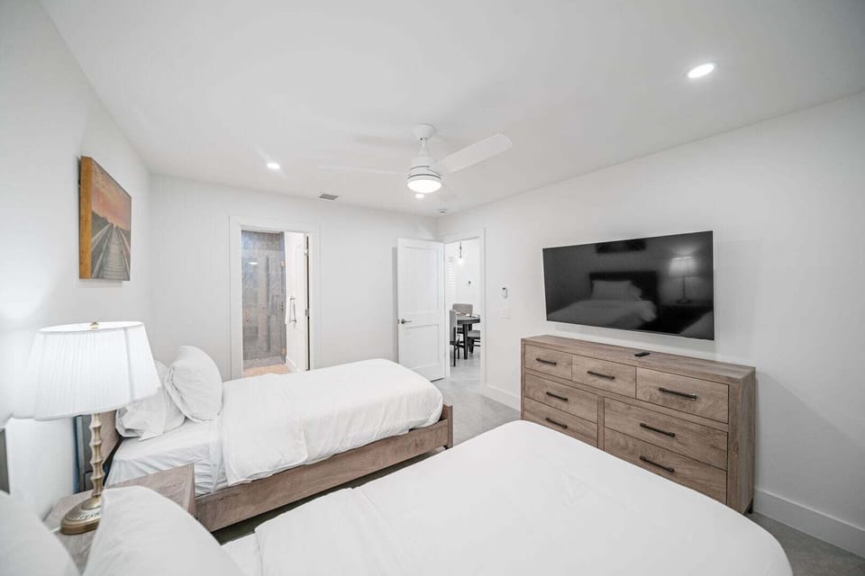 Bedroom 2
2x Twin beds
En-suite
Twin beds can be configured as a king bed upon request