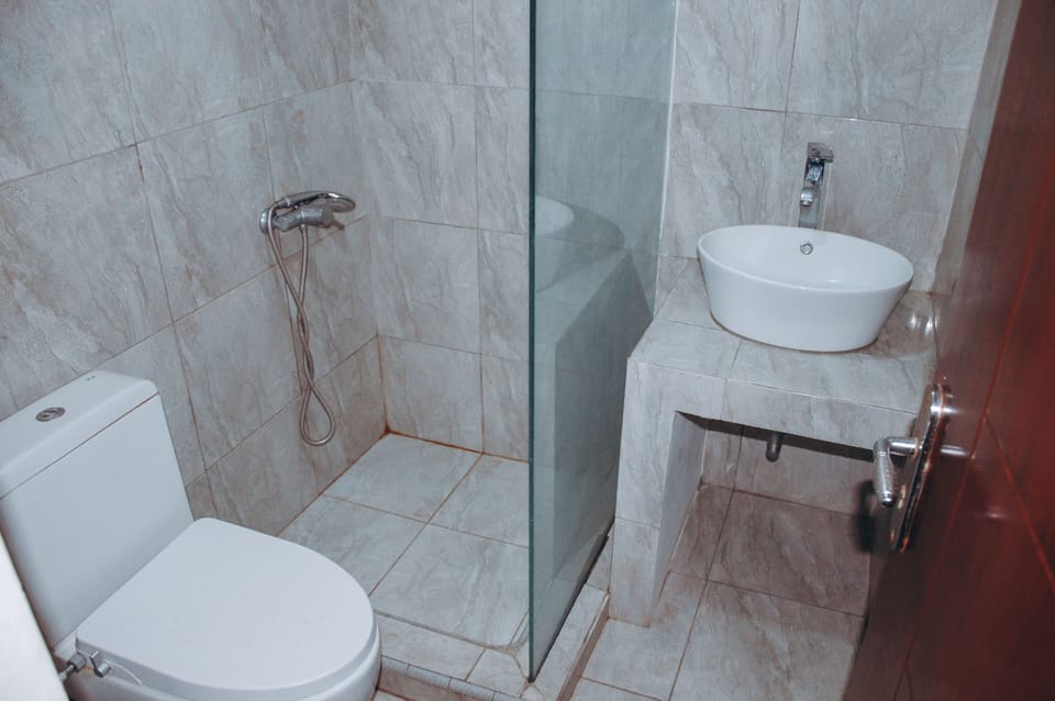 Premium Room, 1 Queen Bed | Bathroom | Shower, free toiletries, towels