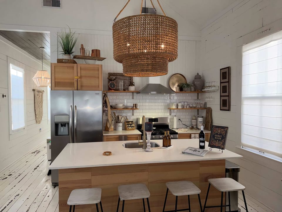 House, 2 Queen Beds, Garden View (Krewe Cottage) | Private kitchen