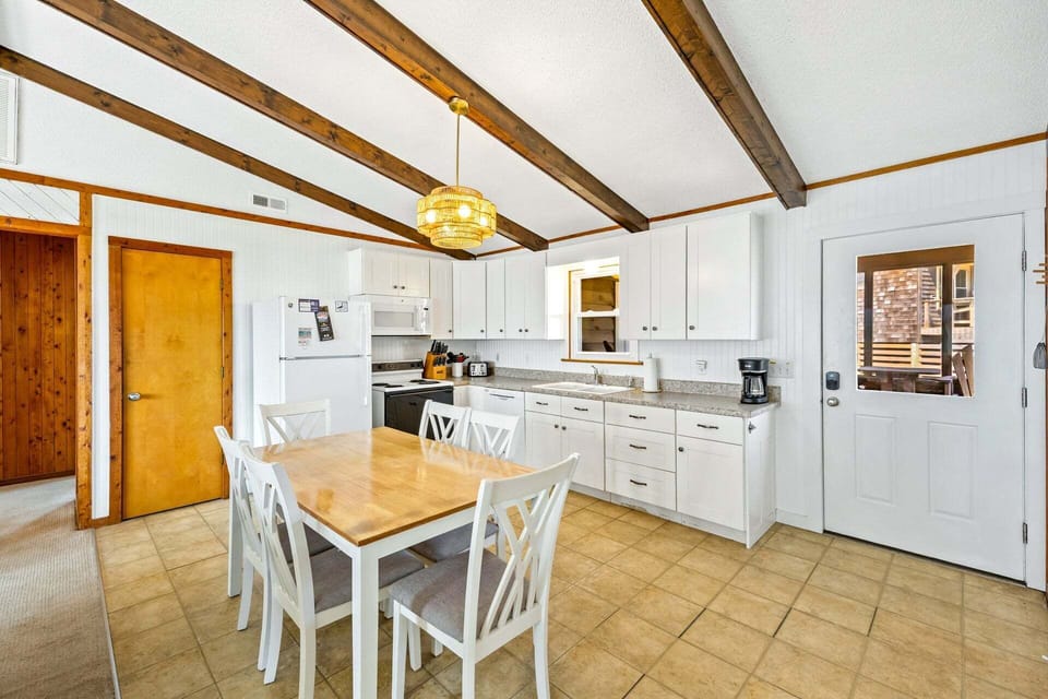Eat-in Kitchen.