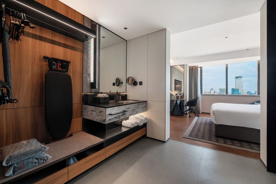 Business Single Room, City View | Premium bedding, Tempur-Pedic beds, minibar (free items)