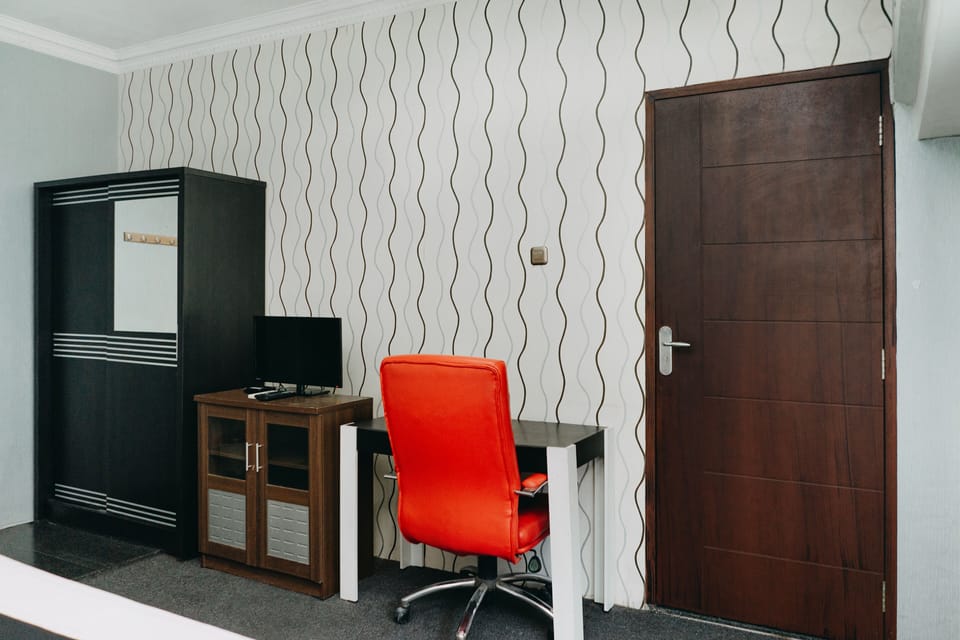 Suite, 1 Queen Bed | Desk, free WiFi, bed sheets