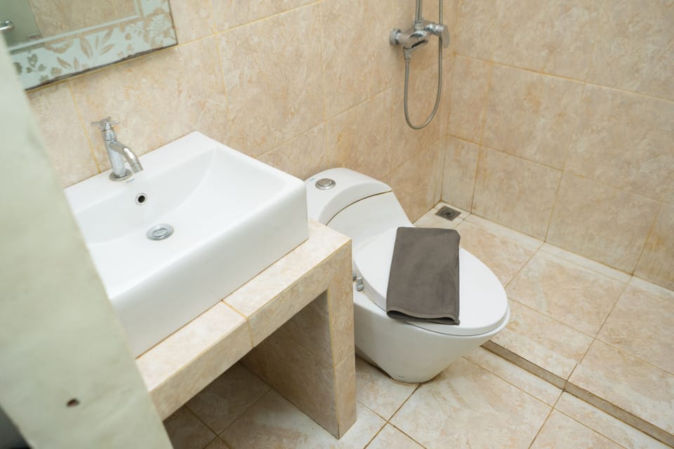 Suite, 1 Queen Bed | Desk, free WiFi, bed sheets
