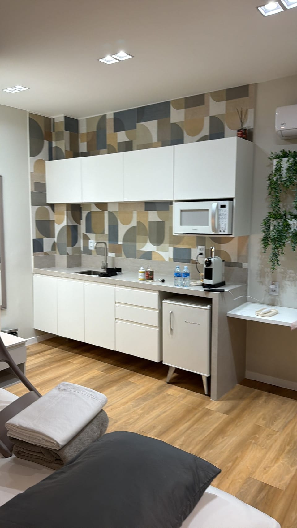 Deluxe Studio Suite | Private kitchen | Mini-fridge, microwave, stovetop, cookware/dishes/utensils