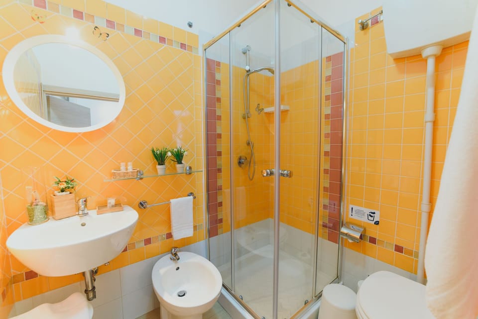 Deluxe Quadruple Room | Bathroom | Shower, rainfall showerhead, free toiletries, hair dryer