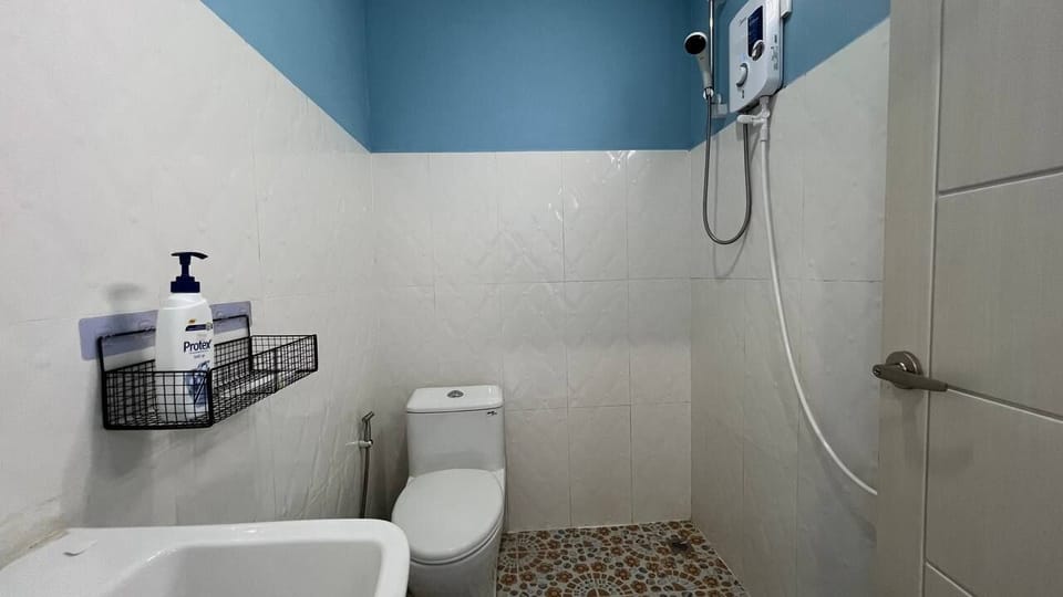 Family Room, Garden View | Bathroom | Shower, towels, soap, shampoo