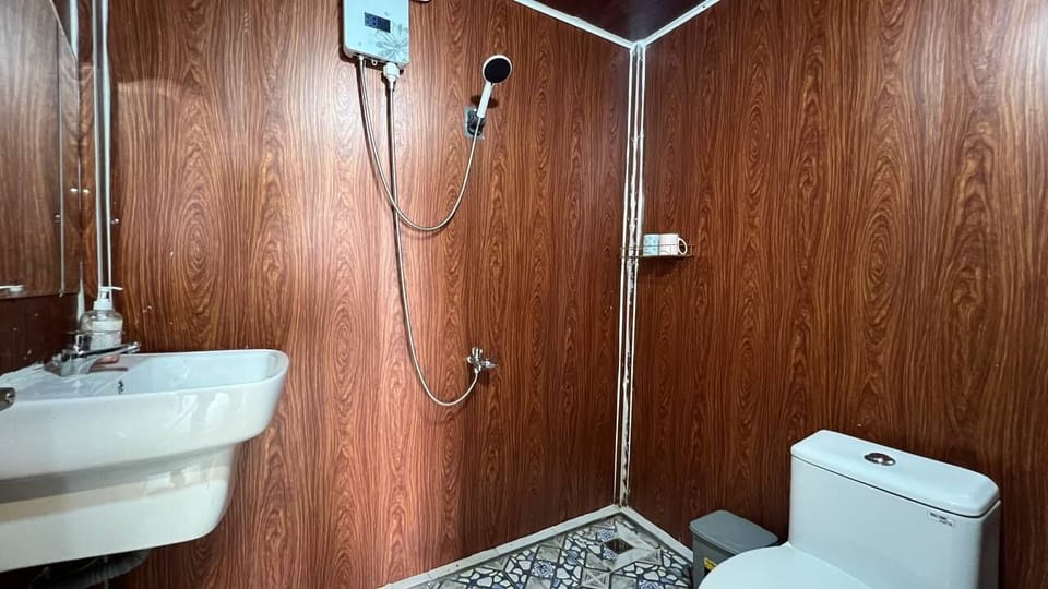 Standard Twin Room, Ocean View | Bathroom | Shower, towels, soap, shampoo