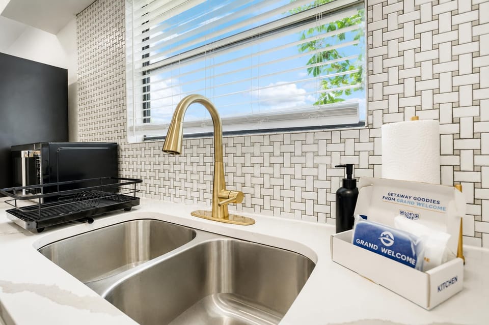 Fully equipped kitchen w/ Keurig coffee maker & island seating for 2