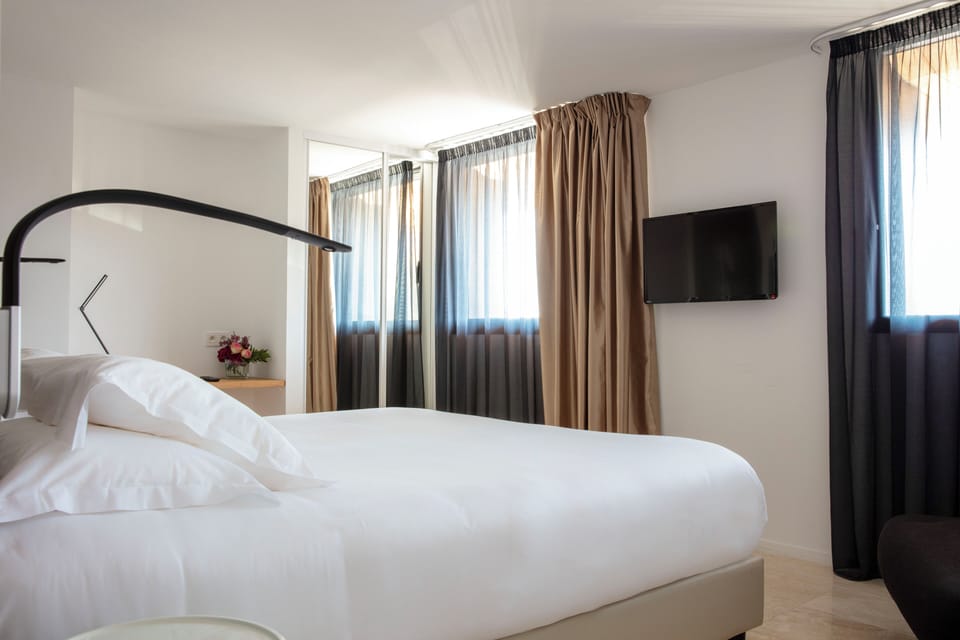 Deluxe Double Room, Sea View | Hypo-allergenic bedding, in-room safe, desk, soundproofing