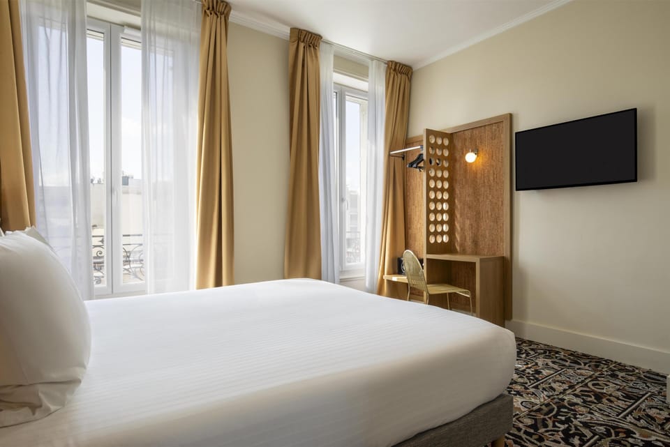 Standard Room, 1 Double Bed, Non Smoking | Accessible bathroom
