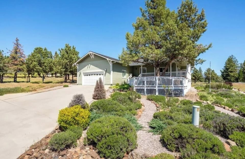 Landscaped Front Yard & Driveway