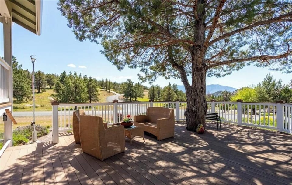 Outdoor Lounge with Mountain Views